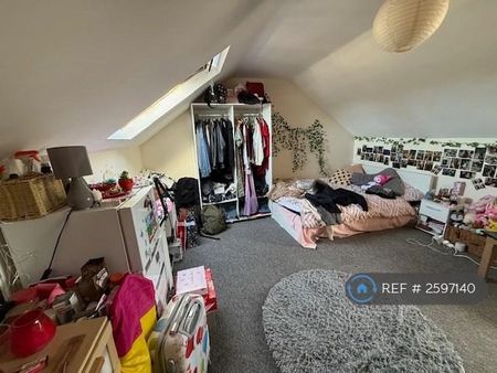 1 bedroom in a flat share to rent - Photo 3