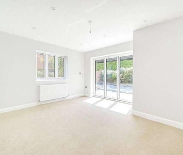 Great Austins, Farnham, Surrey, GU9 - Photo 2