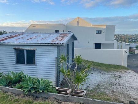 Charming 5BR Northcross Haven - Photo 4