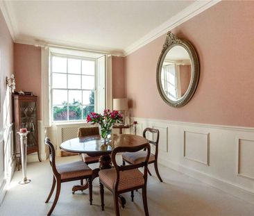 A superb lateral apartment spanning the second floor of this majestic Grade I listed building, set in one of Bath’s most desirable areas - Photo 4