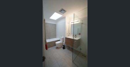 Stunning Spacious Three Bedrooms Townhouse with Entertainment backyard. - Photo 4