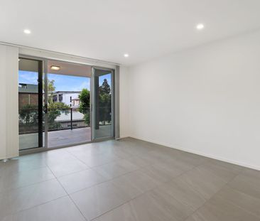 INCREDIBLE & RARE, SPACIOUS COURTYARD APARTMENT - Photo 1