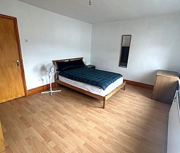 £1,100 PCM, Spacious Two Bedroom Part Furnished Duplex in Cowbridge... - Photo 4
