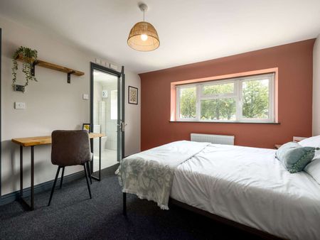 OX Living is proud to present this high-quality 7-bedroom co-living property, perfect for working professionals looking for stylish, stress-free living. Room 4 - Photo 2