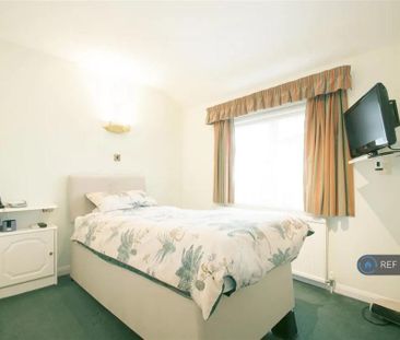 4 bedroom semi-detached house to rent - Photo 4