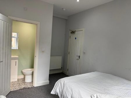 6 bedroom terraced house to rent - Photo 3
