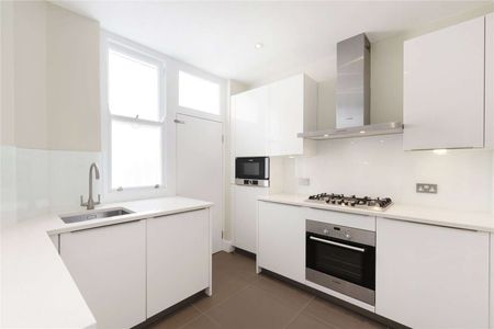 An immaculately redecorated three bedroom lateral apartment to rent in the heart of Knightsbridge. - Photo 2