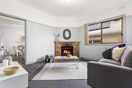 Charming Cottage in Prime Location! - Photo 3