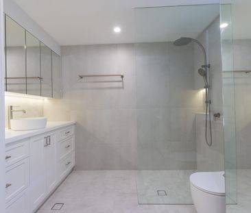 Top-Floor Luxury Apartment – Fully Renovated with Rushcutters Bay V... - Photo 5