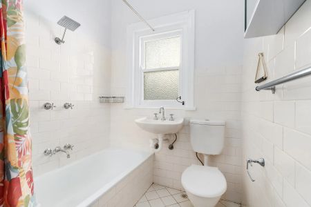 Sunlit Art Deco Apartment with Ocean Views - Photo 5