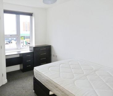 3 bedroom flat to rent - Photo 3