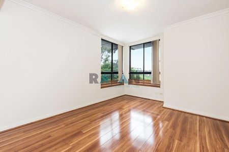 Large 3 Bedroom Apartment - Photo 3