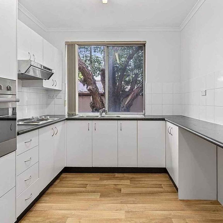 Spacious ground floor apartment - Photo 1