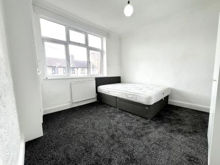 4 bedroom semi-detached house to rent - Photo 3