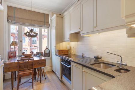 An Impressive classical period apartment in the heart of Mayfair, W1. - Photo 2