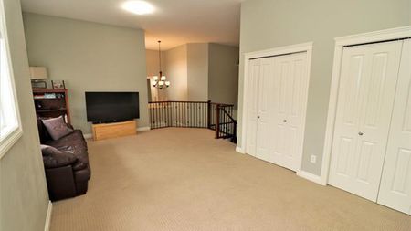 Beautiful Walkout Backing A Pond In The Hamptons.Pets Negotiable. - Photo 2