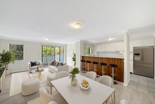 Leafy Luxury & Resort Living – Oversized Apartment in Premier Kensington Complex - Photo 1