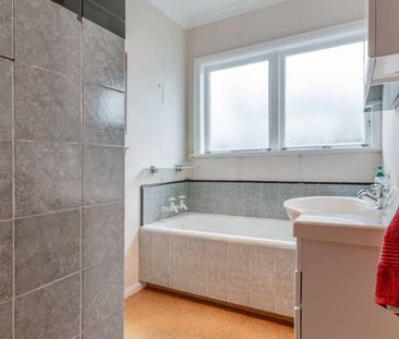 Hokowhitu Charm: 3-Bed Home with an Extra Large Backyard! - Photo 4