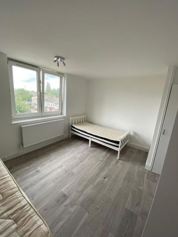 3 bedroom flat to rent - Photo 2