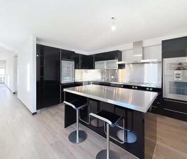 Beautiful Renovated Duplex - Photo 4