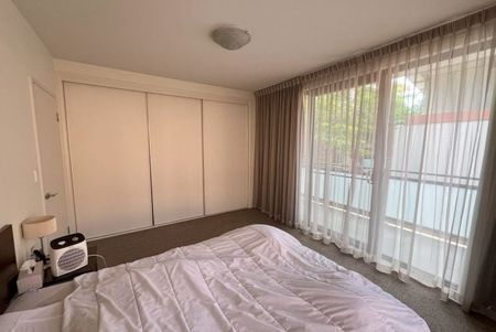 Spacious Fully Furnished Apartment in Popular East End! - Photo 5