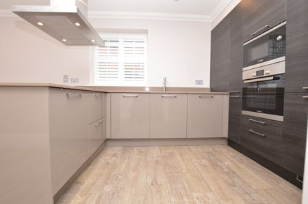 Flat to rent - Park Avenue, Bromley, BR1 - Photo 2