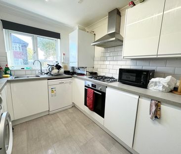 Room in a Shared House, Cedar Road, SO14 - Photo 4