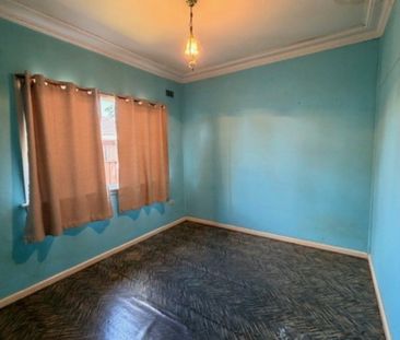 Priced to reflect its charm and retro style - Photo 1