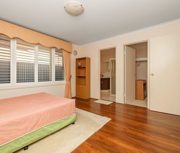 Executive 5-Bedroom Home in Prime Daw Park Location - Photo 6