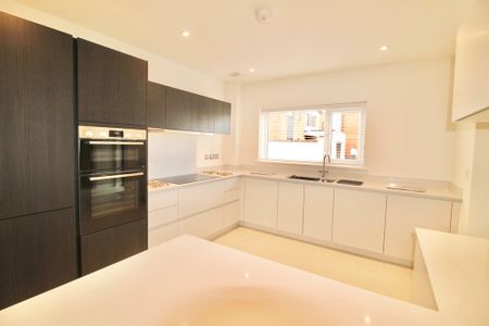 3 bedroom Spacious Three Bedroom Detached House to rent - Photo 5