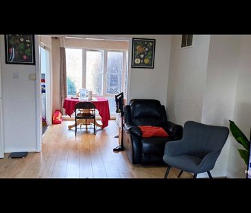 4 Bed Terraced House, Turnpike Link, CR0 - Photo 2