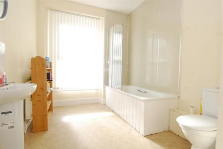 3 bedroom flat to rent - Photo 5