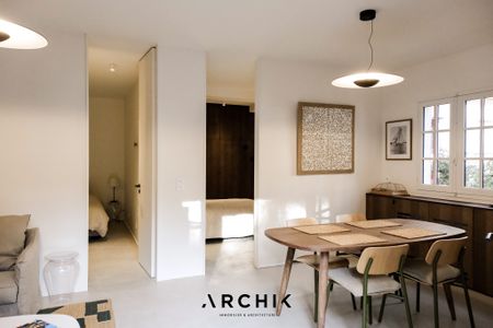 Architecture des années 30, cette belle copropriété située au coeur du quartier du Pyla accueille en rez-de-jardin un appartement de 55 m2 au cadre idyllique. - Photo 2