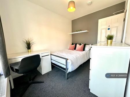 4 bedroom terraced house to rent - Photo 3