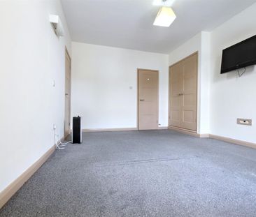 2 Bedroom Flat / Apartment to let - Photo 4