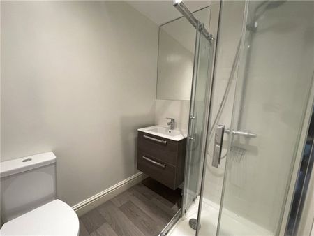 Attractive, top floor 2 bedroom apartment in converted period building which has been redecorated and recarpeted throughout. Nearby amenities include shops, cinema and several pubs and restaurants. - Photo 5