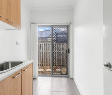 Spacious 5-Bedroom Family Home in Regatta Waters - Photo 2