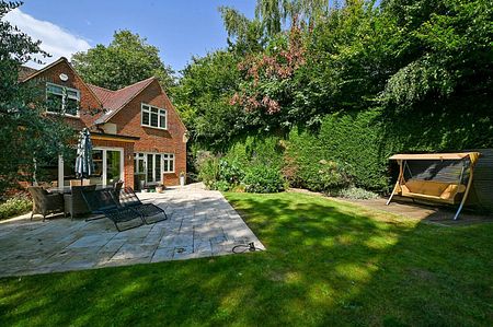 A secluded family home located in the beautiful village of Cookham Dean offering furnished accommodation - Photo 3