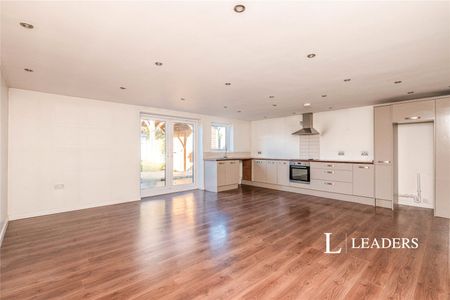 3 bedroom bungalow to rent Fourth Avenue, Wickford, Essex, SS11 - Photo 3