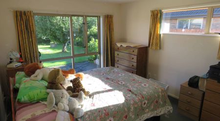 Spacious home with 3 car garaging - Photo 2