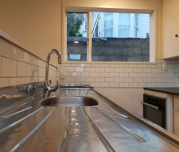 Handy 1 bedroom town apartment - Photo 3