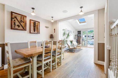 4 bedroom semi-detached house to rent - Photo 2