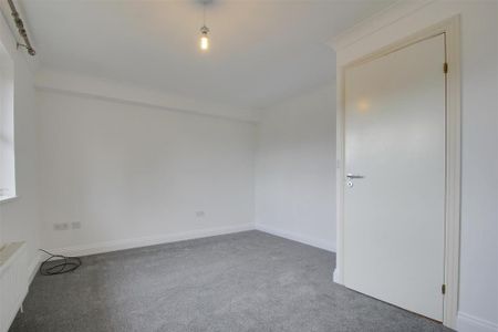 4 bedroom semi-detached house to rent - Photo 4