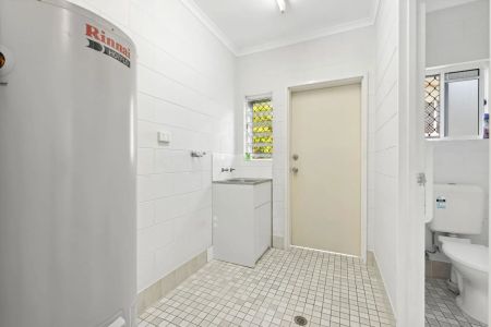 90 Petersen Street, Freshwater. - Photo 3