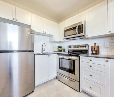 Upper Canada Court, Centre | 140 Erskine Avenue, Toronto - Photo 1
