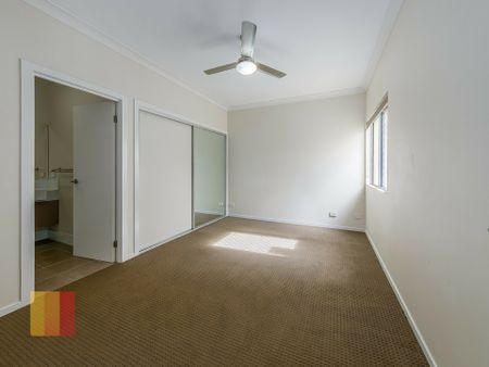 MODERN 2 BEDROOM UNIT IN CENTRAL LOCATION - Photo 4