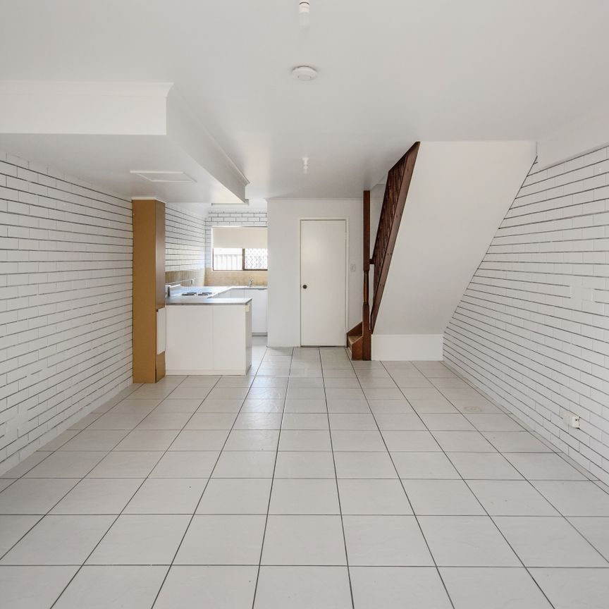 Charming 2 Bedroom Unit in the Heart of Bongaree! - Photo 1