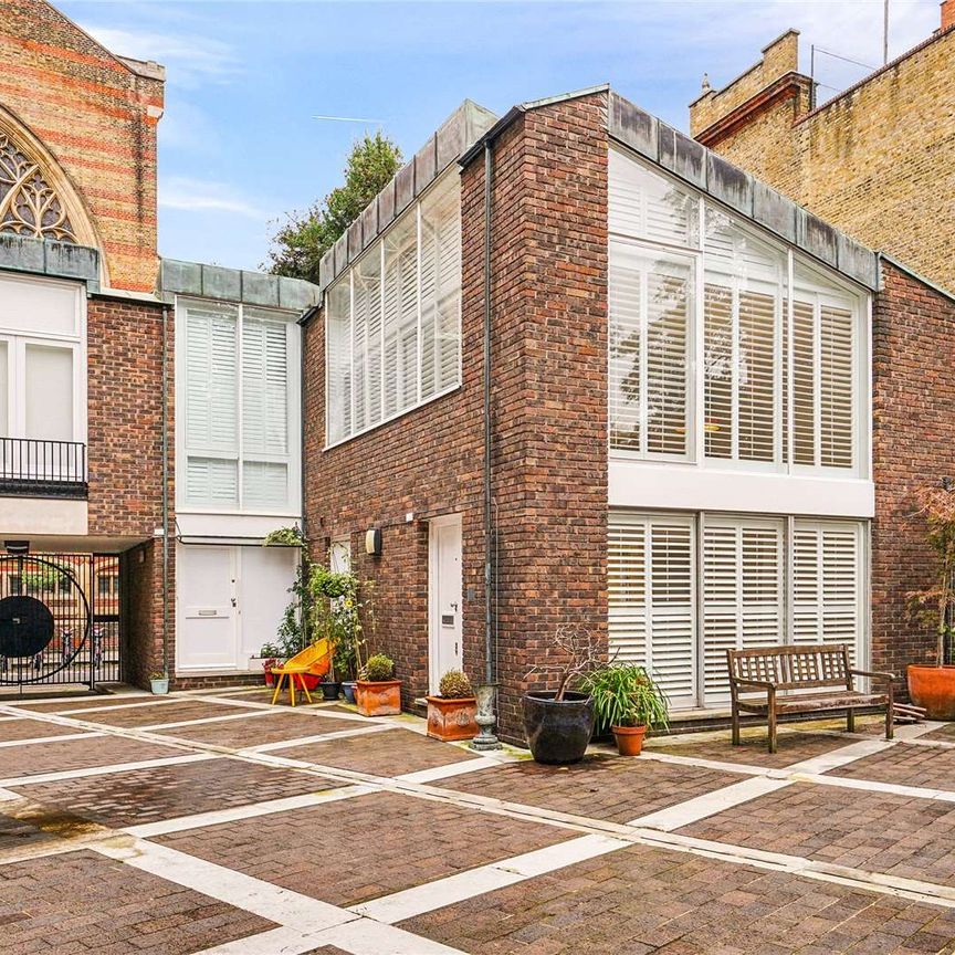 A beautiful and newly refurbished mews house located just off Sloane Square. - Photo 1