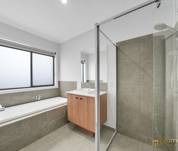 Spacious Family Home in Thornhill Park! - Photo 5