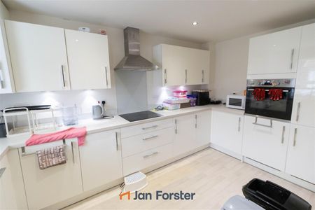 4 Bedroom House - Photo 5